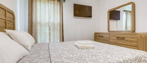 1 habitación, escritorio, tabla de planchar con plancha y internet