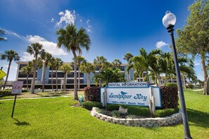 Property grounds - The Getaway 2BR Coastal Retreat Englewood Beach (Englewood)