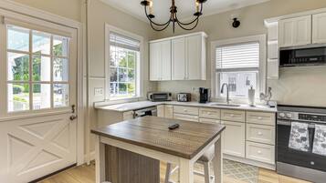 Coffee/tea maker, microwave, dishwasher, toaster