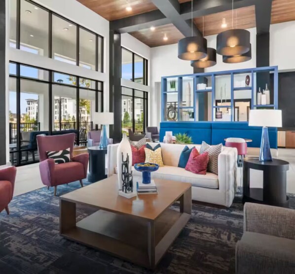 Living area - Luxury Prime location, Airport, Toyota, Arsenal (Madison)