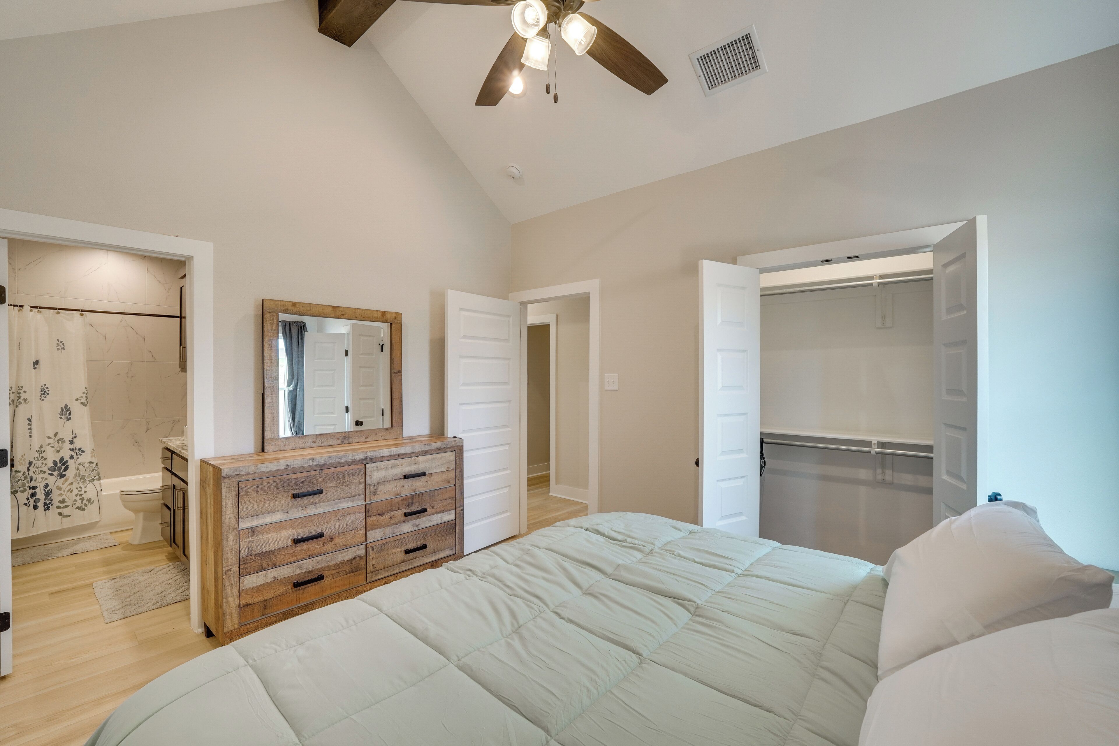 2 habitaciones, tabla de planchar con plancha, internet y ropa de cama 