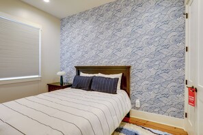 Desk, iron/ironing board, Internet, bed sheets