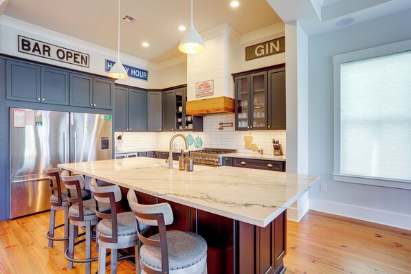 Kühlschrank, Mikrowelle, Herdplatte, Geschirrspüler