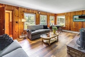 TV - Hike & Leaf Peep! Peaceful Home in Laurel Springs (Laurel Springs)