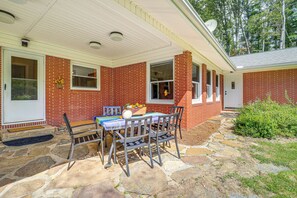 Outdoor dining - Hike & Leaf Peep! Peaceful Home in Laurel Springs (Laurel Springs)