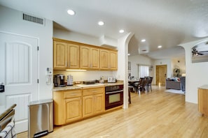 Fridge, microwave, stovetop, dishwasher - Hike, Bike & Relax: Walkable Home in West Sedona! (Sedona)