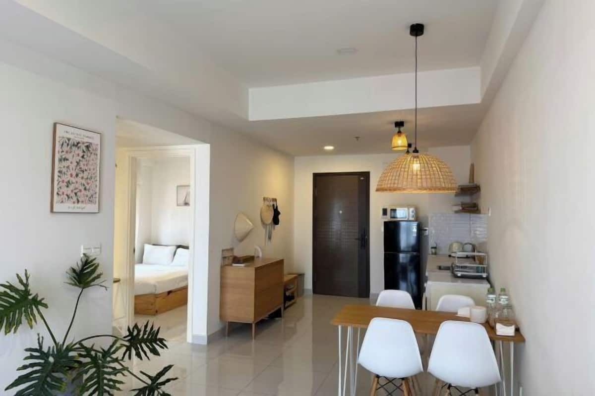 Un appartement moderne comprenant un coin repas, une kitchenette et une chambre.