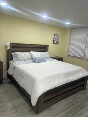 1 bedroom, desk, free WiFi, bed sheets - Ocean view in Fort Lauderdale Spacious 1-bedroom condo with pool and fitness rm (Fort Lauderdale)