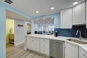 Interior - Ocean view in Fort Lauderdale Spacious 1-bedroom condo with pool and fitness rm (Fort Lauderdale)