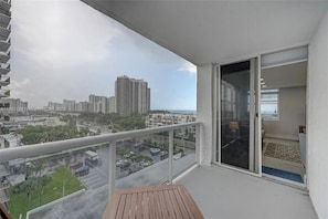 Property grounds - Ocean view in Fort Lauderdale Spacious 1-bedroom condo with pool and fitness rm (Fort Lauderdale)