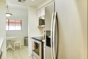 Réfrigérateur, micro-ondes, plaque de cuisson, lave-vaisselle