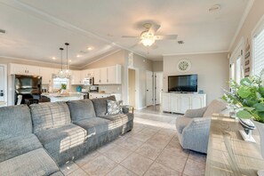 TV, books - Breathtaking Lake Views and Sunsets on Badin Lake! (New London)