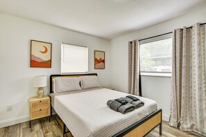 4 bedrooms, iron/ironing board, Internet, bed sheets - 1 Mi to Busch Gardens: Modern Home w/ Private Yard (Tampa)