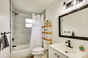 Hair dryer, towels - 1 Mi to Busch Gardens: Modern Home w/ Private Yard (Tampa)