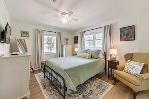 2 bedrooms, desk, iron/ironing board, Internet - Walk to Dtwn Pine Mountain! Quiet Cottage w/ Yard (Pine Mountain)