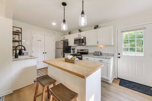 Réfrigérateur, micro-ondes, plaque de cuisson, lave-vaisselle