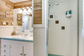 Hair dryer, towels - Fish & Explore: Serene Home on Bayou Petit Caillou (Chauvin)