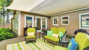 A covered patio with wicker furniture and a patterned rug. - Burlington Escape By Lake Champlain & Bike Path (Burlington)