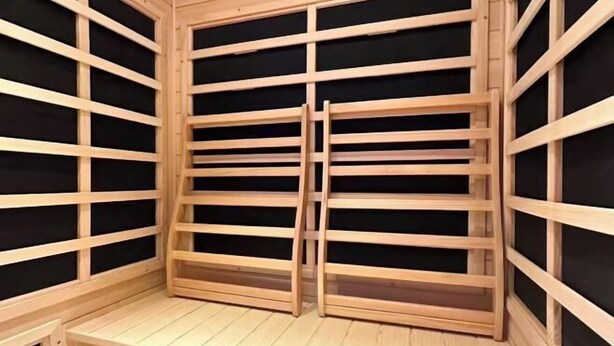 A sauna with a wooden structure and black panels. - Fandina E Resort (Kamakura)