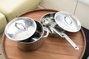 A set of stainless steel cookware on a wooden tray. - Fandina E Resort (Kamakura)