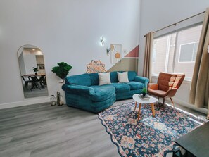 Smart TV, fireplace - Onsite Parking / 2 King Beds / 75"TV / Rain Shower (Philadelphia)