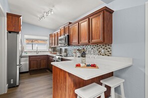 Fridge, microwave, oven, stovetop - MiniGolf/Game Room/Disc Golf/PacMan/Pool Table/Shuffleboard- 9 min to Beach (St. Petersburg)
