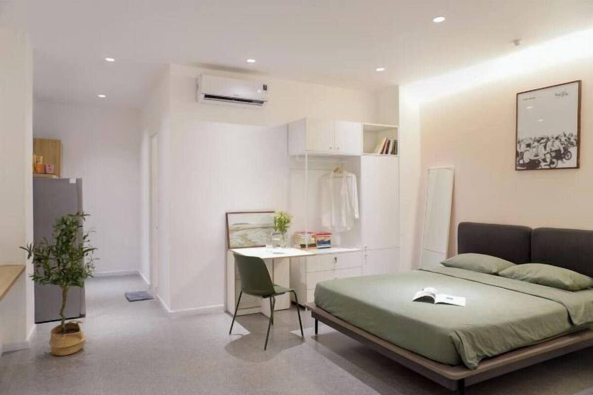 Um quarto moderno com uma cama, uma escrivaninha e uma cadeira.