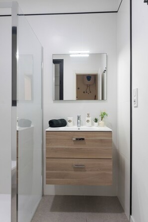 Dusche, Haartrockner, Handtücher, Seife