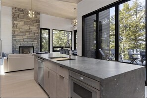 ثلاجة، ميكروويف، فرن، موقد طهي مسطح