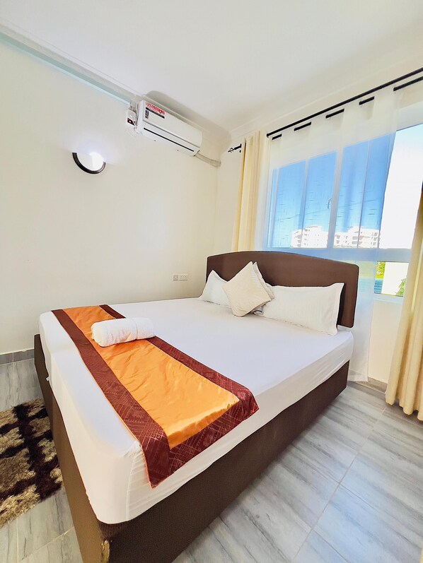 3 bedrooms, iron/ironing board, WiFi, bed sheets