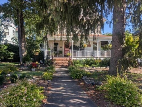 Charming Apt Walkable to Shop, Eat & NYC Transport