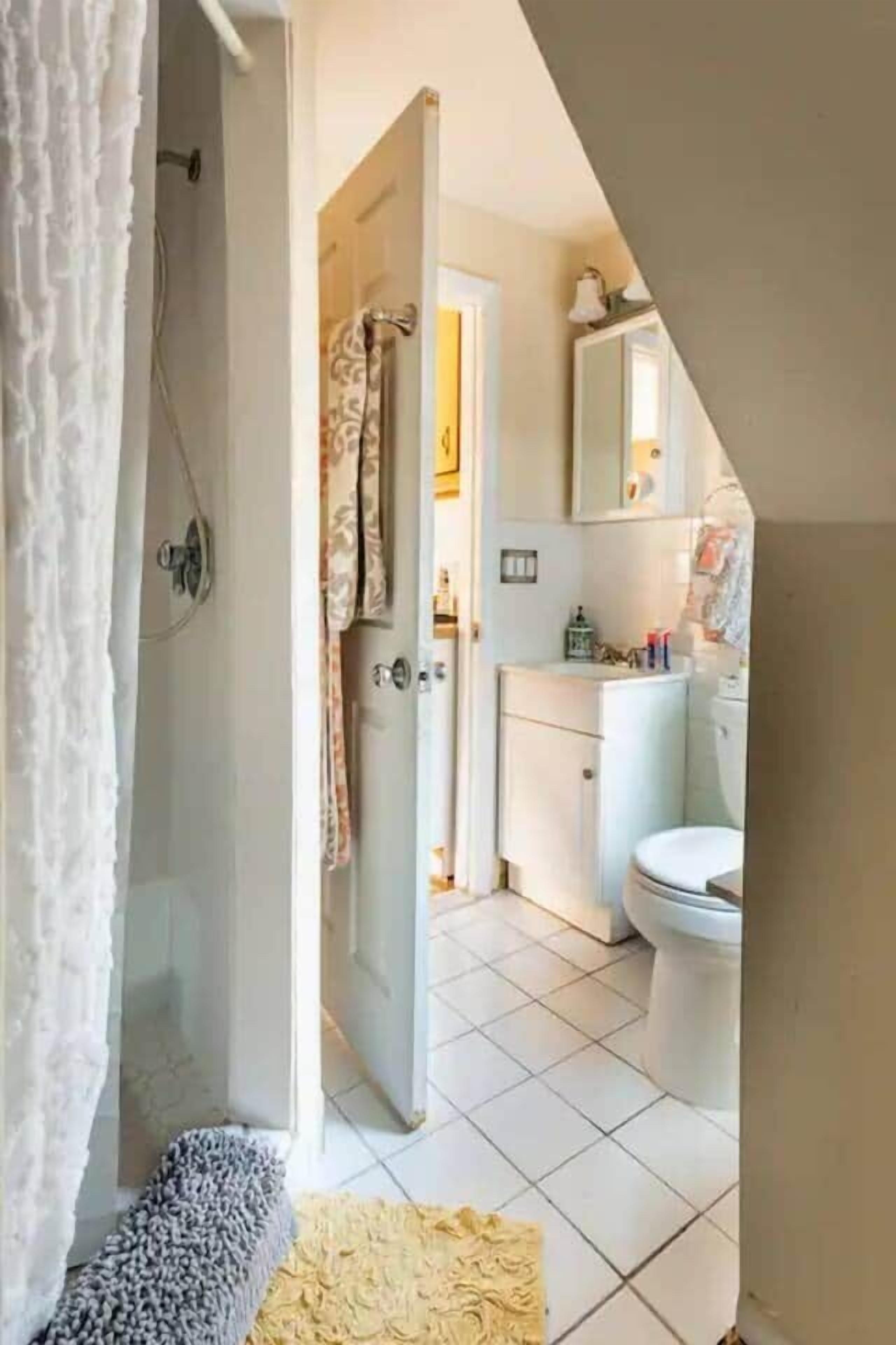 Ein Badezimmer mit Dusche, Toilette und Waschbecken.