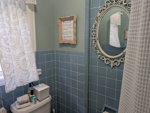 Secador de pelo, toallas, jabón y papel higiénico