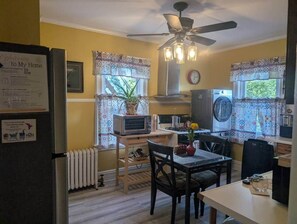 ثلاجة، ميكروويف، فرن، موقد طهي مسطح