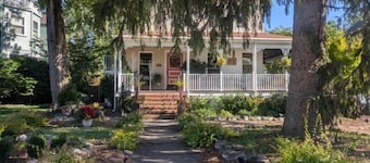 Sunny & Comfortable: Walk To Shop, Eat & NYC Train