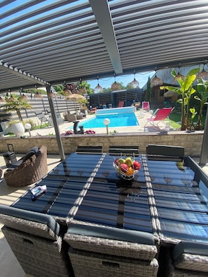 Outdoor dining - House with a heated pool and spa, 1 hour from Paris and 10 minutes from downtown (Saran)
