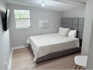 2 室のベッドルーム、セーフティボックス (室内)、デスク、アイロン / アイロン台