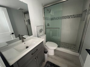 Dusche, Haartrockner, HandtĂŒcher