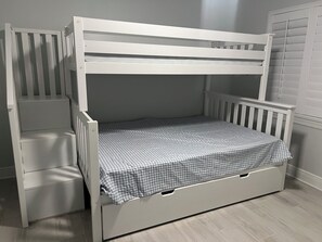 2 quartos, ferros/tábuas de passar roupa, berço de viagem