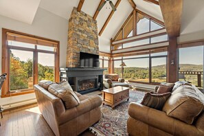 Una Smart TV, una chimenea, un reproductor estéreo