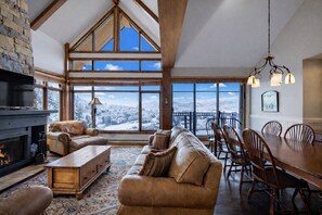 Smart TV, fireplace, stereo