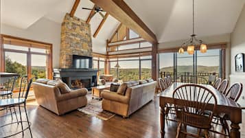 Smart-tv, een open haard en een stereo