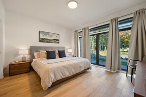 3 chambres, bureau, fer et planche à repasser, lit de bébé portatif