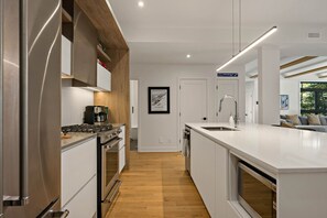 Réfrigérateur, four à micro-ondes, un four, surface de cuisson