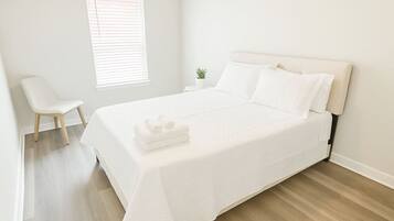 3 chambres, bureau, fer et planche à repasser, lit parapluie