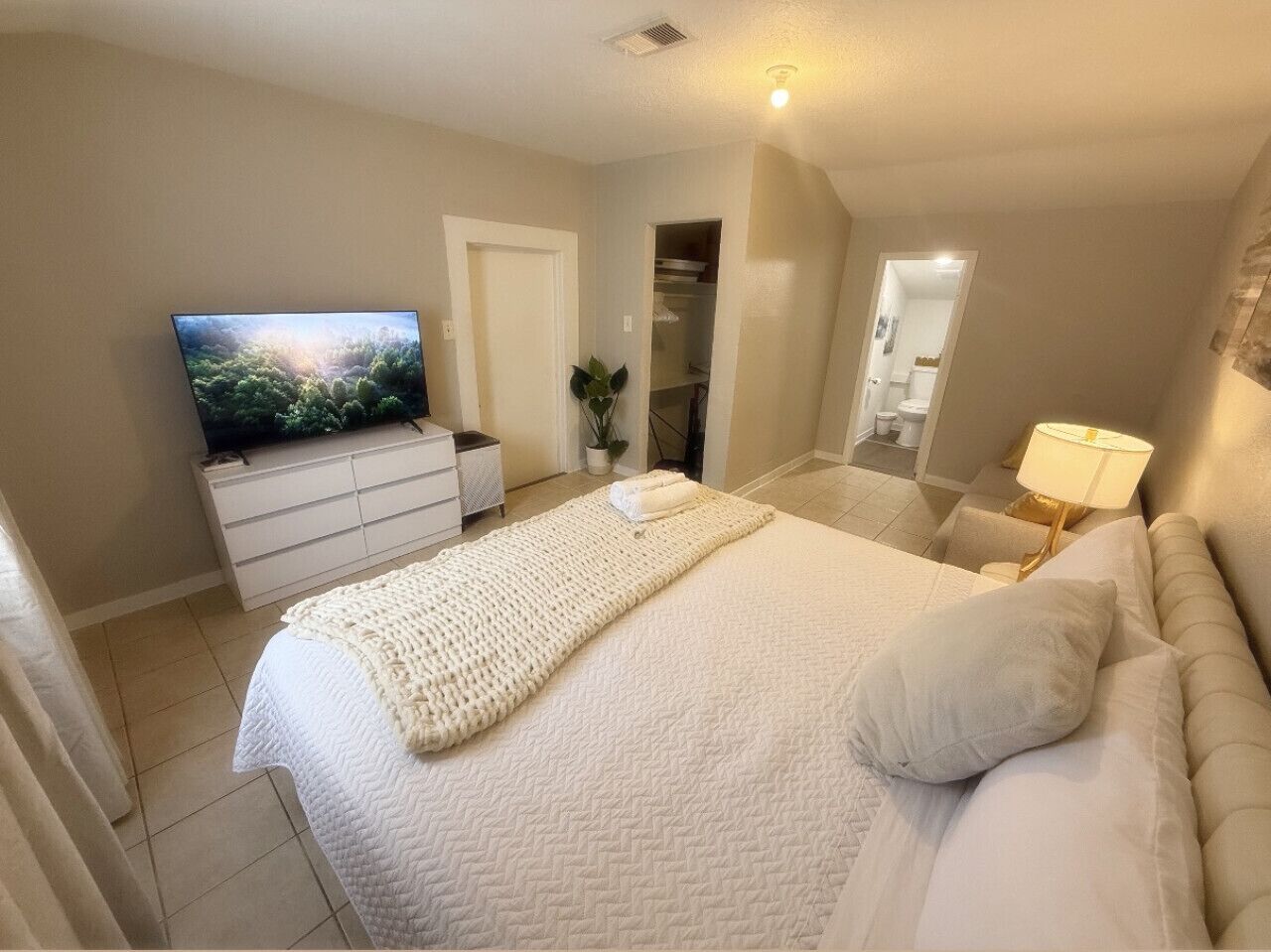 3 bedrooms, desk, iron/ironing board, travel cot