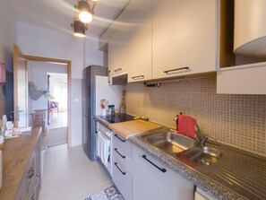 Een koelkast, een microgolfoven, een oven, een vaatwasser