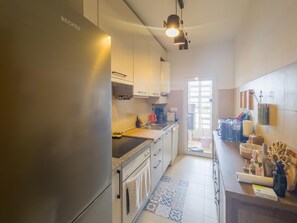 ثلاجة، ميكروويف، فرن، غسالة أطباق