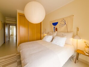 2 slaapkamers, een strijkplank/strijkijzer, internet, beddengoed