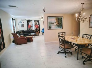 Dining - Centrally located Tranquil 2-bedroom house in Dunnellon (Dunnellon)